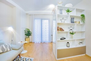Apartamento conforto, sacada, vista para a cidade | Área de estar | TV de tela plana 42 polegadas com canais digitais, TV