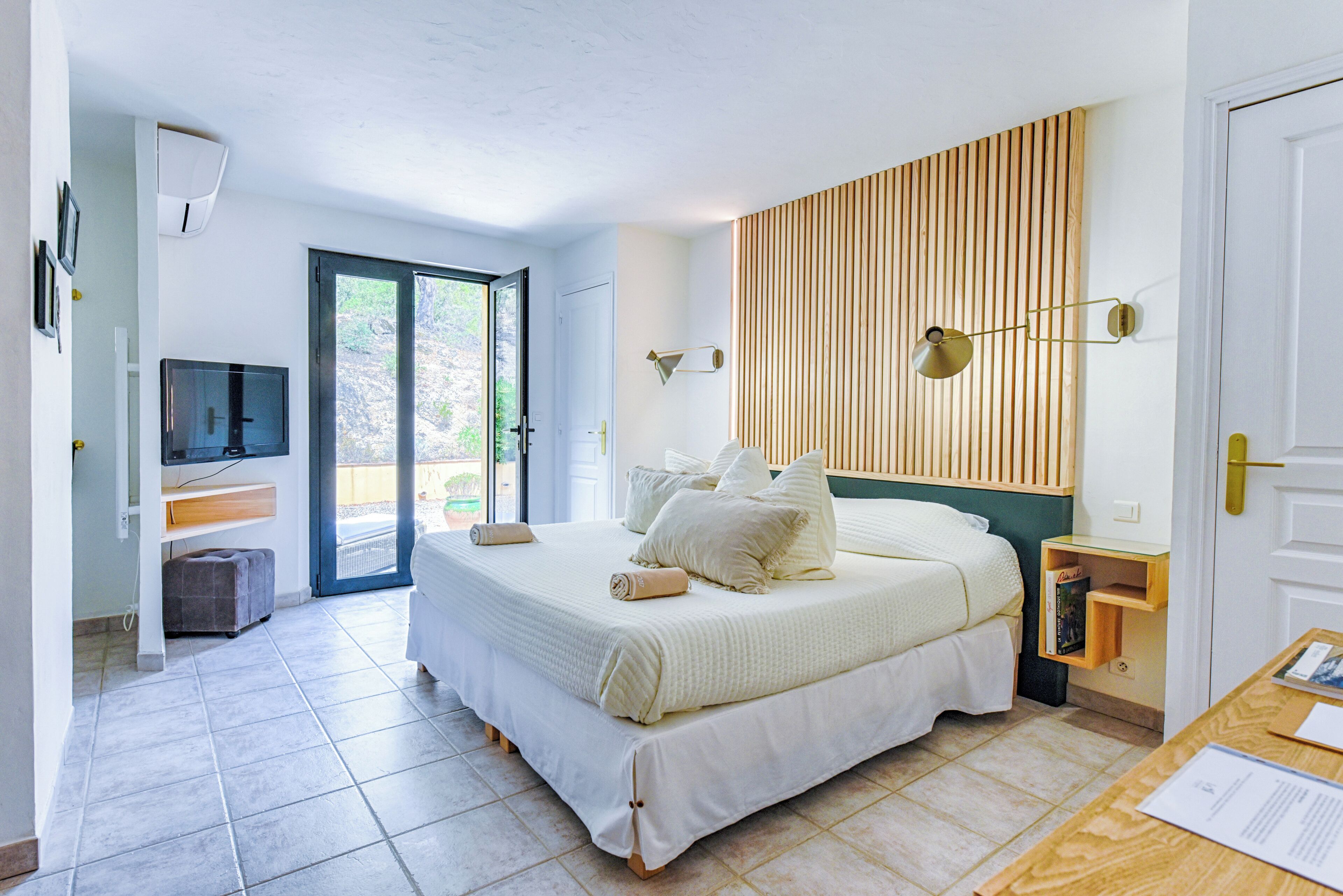 Comfort Room, 1 King Bed, Non Smoking | In-room safe, free WiFi, bed sheets