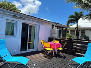 Outdoor dining - Gite SUN RISEis in an exceptional environment with its foot in the water. (LE MOULE)