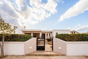 House | 3 bedrooms, desk, Internet - Artemida Beachside Escape w BBQ Parking (Spata-Artemida)