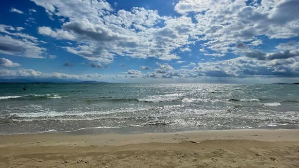 A beach with waves, a sandy shore, and a partly cloudy sky. - Artemida Beachside Escape w BBQ Parking (Spata-Artemida)