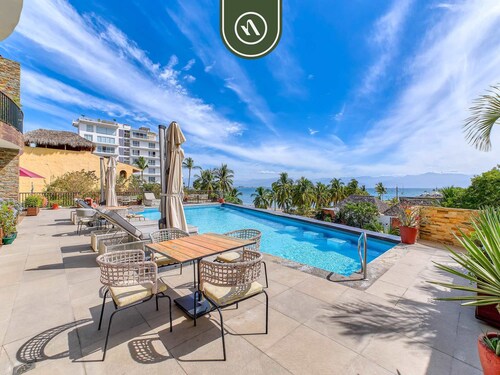 The Canuva Lux 204 in Cruz de Huanacaxtle