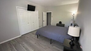 1 bedroom, desk, WiFi, bed sheets - Private Apartment in Southbury 103 (Southbury)