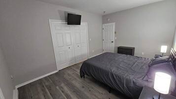 1 bedroom, desk, WiFi, bed sheets