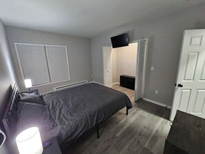1 bedroom, desk, WiFi, bed sheets