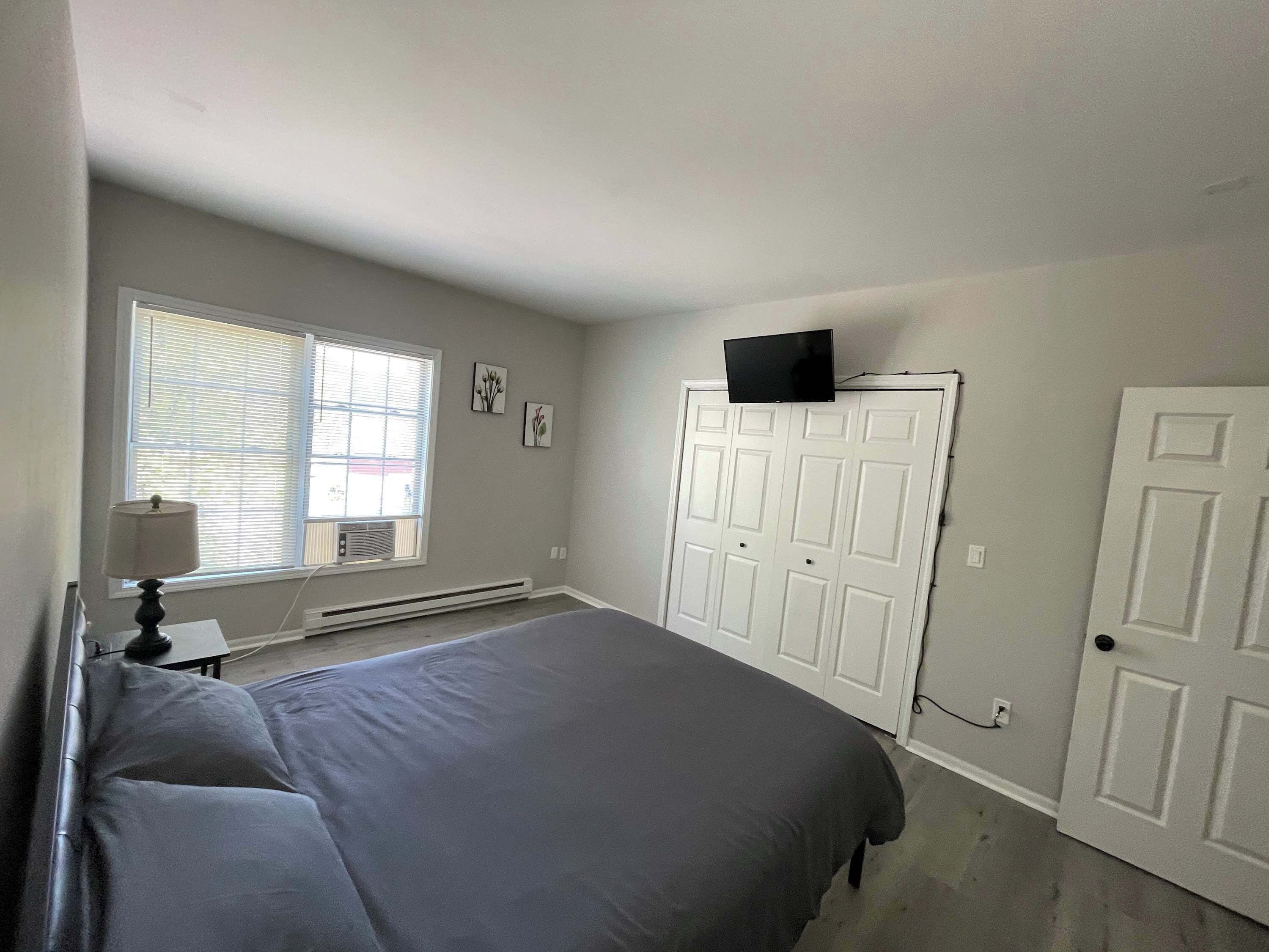 1 bedroom, desk, WiFi, bed sheets