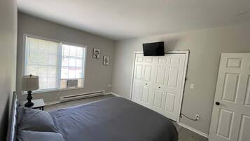 1 bedroom, desk, WiFi, bed sheets