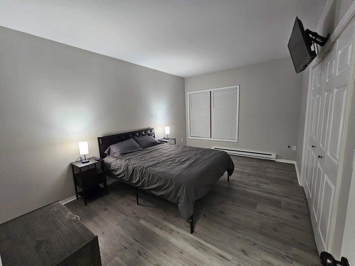 1 bedroom, desk, WiFi, bed sheets