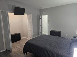 1 bedroom, desk, WiFi, bed sheets
