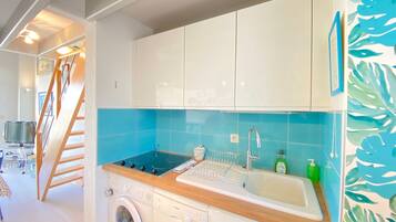 Réfrigérateur, micro-ondes, four, plaque de cuisson