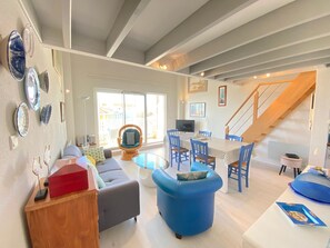 TV - Apartment with sea view, pool, and WiFi (Fouras)