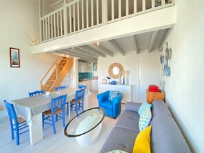 TV - Apartment with sea view, pool, and WiFi (Fouras)