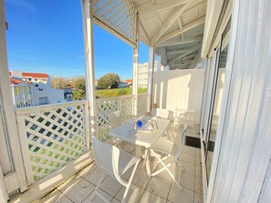 Outdoor dining - Apartment with sea view, pool, and WiFi (Fouras)