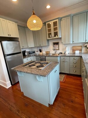 Kjøleskap, mikrobølgeovn, ovn og kokeplater