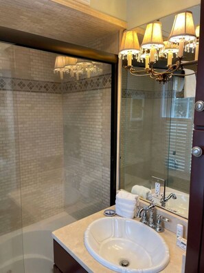 Hårføner, håndklær, såpe og sjampo