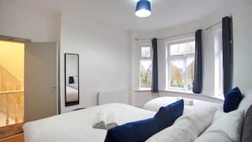 6 bedrooms, desk, iron/ironing board, WiFi