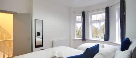 6 bedrooms, desk, iron/ironing board, WiFi