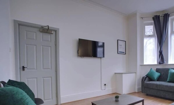 TV, offices - 6 Bed Manchester Home | Sleeps 18 | Free Parking (Manchester)