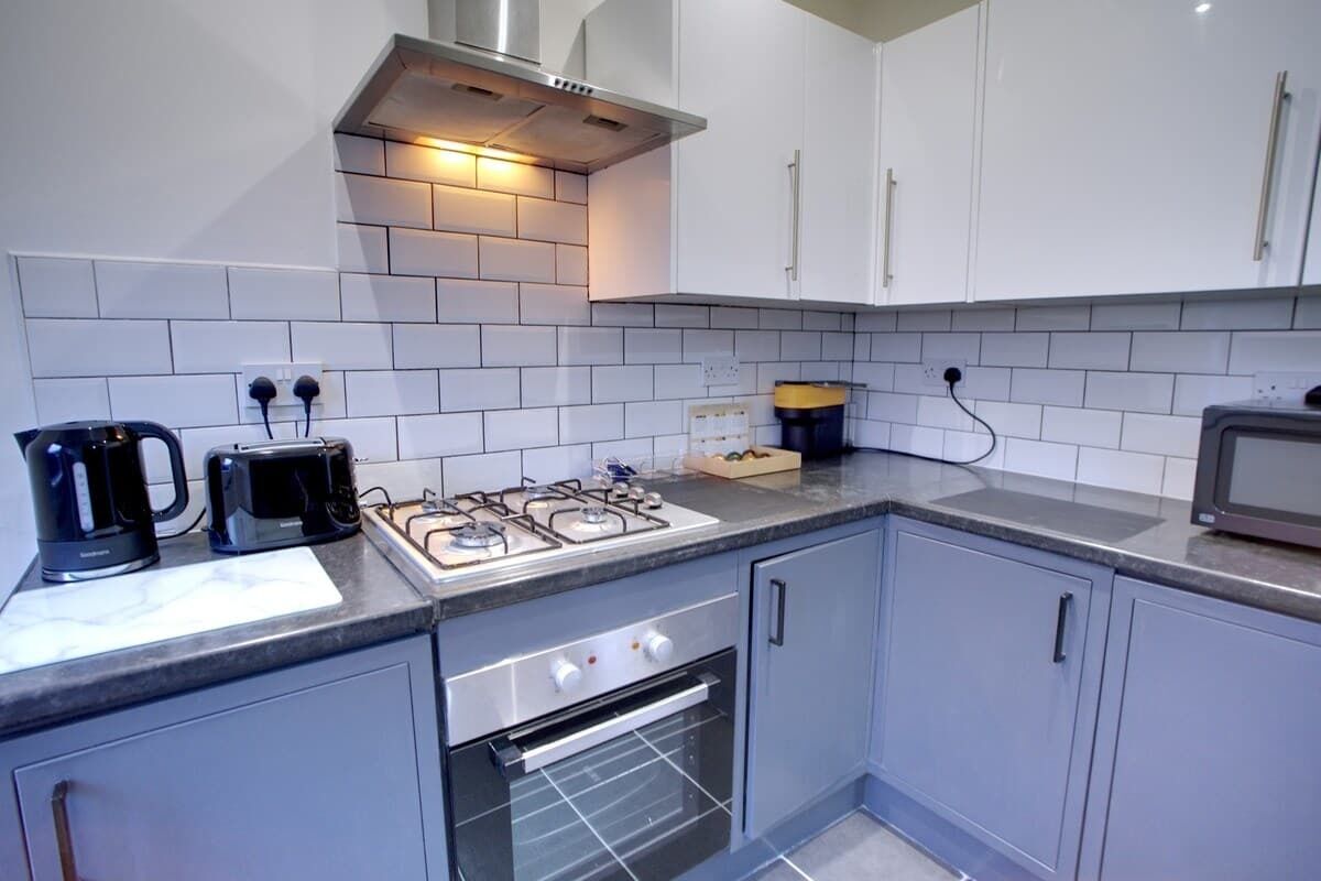 Jääkaappi, mikroaaltouuni, uuni, liesi