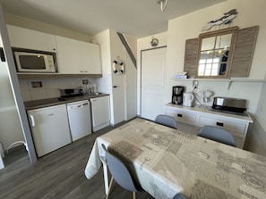 Køleskab, mikrobølgeovn, kogeplade, opvaskemaskine