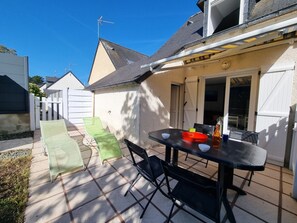 Outdoor dining - House for 5 with heated pool, near Sarzeau beach (Sarzeau)