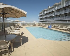 Pool - Luxurious 2BR, 2BA bayfront condo in Ocean City with stunning sunset views! (Ocean City)