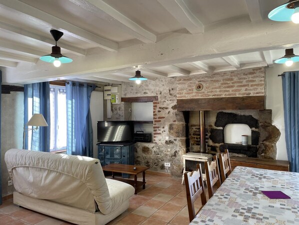 Télévision, cheminée, lecteur de DVD