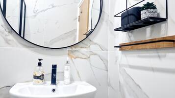 Secadora de cabello, toallas, papel de baño