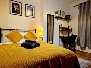 1 Schlafzimmer, Schreibtisch, Bügeleisen/Bügelbrett, Reisekinderbett