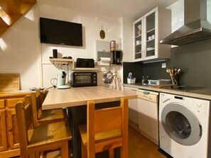Kühlschrank, Mikrowelle, Herdplatte, Geschirrspüler