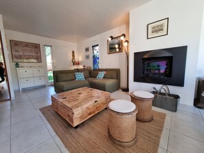 TV - Quiet house, sleeps 8, near sea in Penvins, 3 bedrooms (Sarzeau)