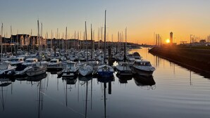 A marina filled with boats at sunset. - 4-person apartment in Arzon, pool and parking, near beach and port (Arzon)