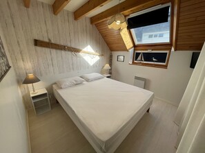 2 chambres, lit de bébé portatif