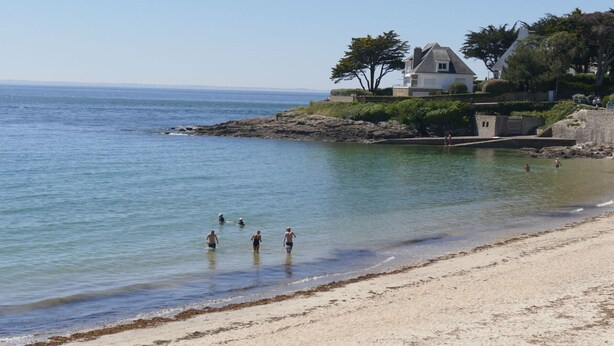 A beach with clear water, a sandy shore, and a house with a garden. - Modern house 6 people, near Crouesty Port and beaches, Wi-Fi, garden, ideal for families (Arzon)