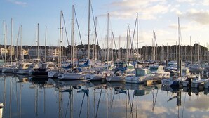A marina with numerous boats docked, calm water, and a clear sky. - Modern house 6 people, near Crouesty Port and beaches, Wi-Fi, garden, ideal for families (Arzon)