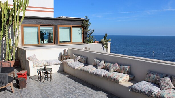 A rooftop terrace with a seating area, a cactus, and a view of the sea. - Nicolashouse on the sea 2 (Bari)