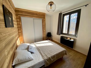 2 bedrooms, free WiFi - Renovated 2-bedroom T3 apartment, near center, parking, Formiguères (Formiguères)