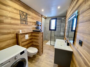 Bathroom - Renovated 2-bedroom T3 apartment, near center, parking, Formiguères (Formiguères)