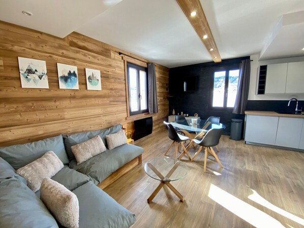TV - Renovated 2-bedroom T3 apartment, near center, parking, Formiguères (Formiguères)