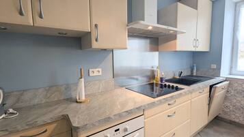 Réfrigérateur, micro-ondes, lave-vaisselle