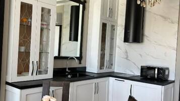 Mikrobølgeovn, ovn, kokeplater og oppvaskmaskin