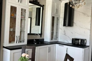 Mikrobølgeovn, ovn, kokeplater og oppvaskmaskin