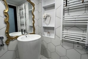 Ducha, secador de pelo, bidé y toallas