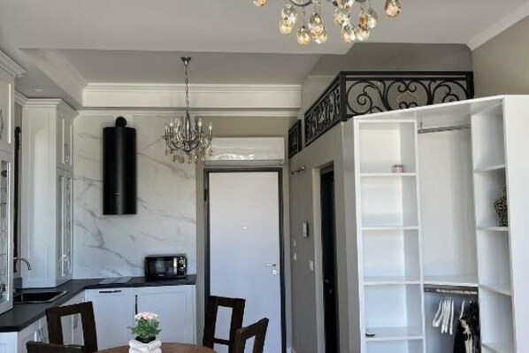 Microondas, horno, placa de cocina y lavavajillas