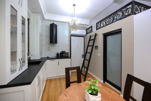 Microondas, horno, placa de cocina y lavavajillas