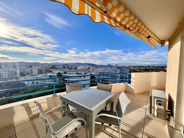 Outdoor dining - Apartment with pool and terrace, near beach, air-conditioned, garage in Fréjus (Fréjus)