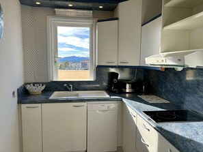 Fridge, microwave, stovetop, dishwasher - Apartment with pool and terrace, near beach, air-conditioned, garage in Fréjus (Fréjus)