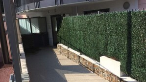 Un bâtiment moderne avec un chemin de pierre menant à une entrée en verre.