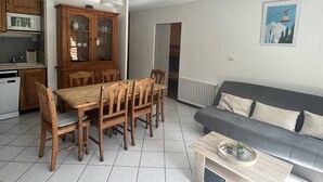 A compact living space with a dining area, kitchenette, and a sofa. - Spacious well-equipped chalet with parking in Cauterets (Cauterets)