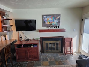 Televisión, chimenea y tenis de mesa 